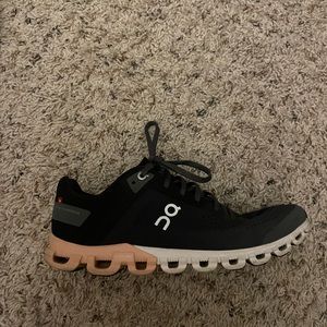 Womens size 8 On Cloud Helion